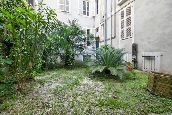 Immeuble ou appartement atypique avec cour privative à vendre PAU proche centre ville.