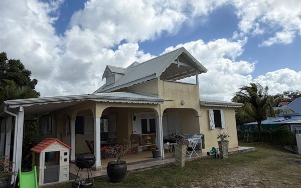 Maison à louer    3 pièces •  Le Gosier