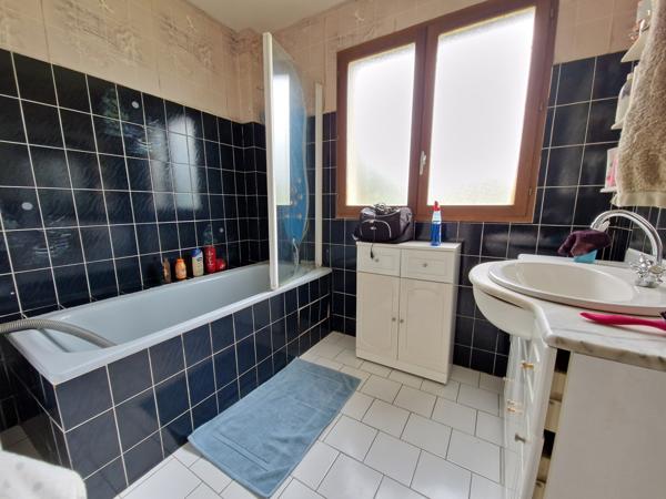 3ch et 1 bureau double garage + étang