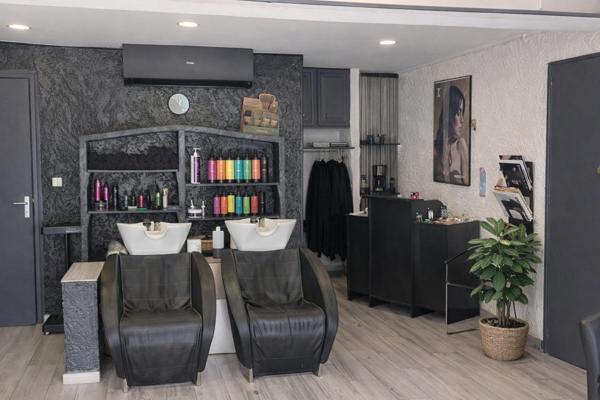 À VENDRE – FONDS DE COMMERCE ET DROIT AU BAIL SALON DE COIFFURE –