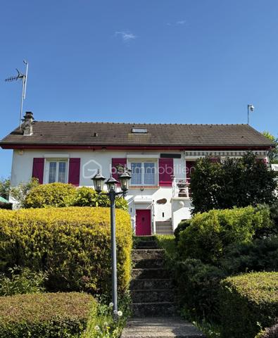 A Beauvais, pour les amoureux de la nature situé à 2 pas du centre ville, dans un écrin de verdure avec une superbe vue dégagée.
Vous serez charmé par cette charmante maison traditionnelle qui offre de multiples espaces extérieurs de détentes et d'activités au calme absolu sans vis-à-vis, plusieurs terrasses, cuisine d'été, cabanons, abris, jardin et potager sur un total de 1300m². Détente au soleil à toutes heures !
Entrez par le double séjour avec poêle à granulés de bois récent, ouvert sur la grande véranda donnant sur une jolie terrasse. Les volumes offrent de beaux potentiels.
Un couloir dessert une belle cuisine dinatoire aménagée et équipée, une grande chambre puis une 2ème chambre pouvant faire office de bureau. La salle d'eau et un WC indépendant complètent ce niveau.
L'étage propose un palier avec nombreux rangements, puis 2 chambres dont l'une avec douche.
Chaudière à condensation gaz de ville et poêle à granulés.
Garage + place de parking privative. 
Alarme et caméras connectées.
Toutes les commodités à proximité ! 
Faire vite !!!