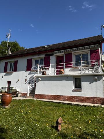 A Beauvais, pour les amoureux de la nature situé à 2 pas du centre ville, dans un écrin de verdure avec une superbe vue dégagée.
Vous serez charmé par cette charmante maison traditionnelle qui offre de multiples espaces extérieurs de détentes et d'activités au calme absolu sans vis-à-vis, plusieurs terrasses, cuisine d'été, cabanons, abris, jardin et potager sur un total de 1300m². Détente au soleil à toutes heures !
Entrez par le double séjour avec poêle à granulés de bois récent, ouvert sur la grande véranda donnant sur une jolie terrasse. Les volumes offrent de beaux potentiels.
Un couloir dessert une belle cuisine dinatoire aménagée et équipée, une grande chambre puis une 2ème chambre pouvant faire office de bureau. La salle d'eau et un WC indépendant complètent ce niveau.
L'étage propose un palier avec nombreux rangements, puis 2 chambres dont l'une avec douche.
Chaudière à condensation gaz de ville et poêle à granulés.
Garage + place de parking privative. 
Alarme et caméras connectées.
Toutes les commodités à proximité ! 
Faire vite !!!