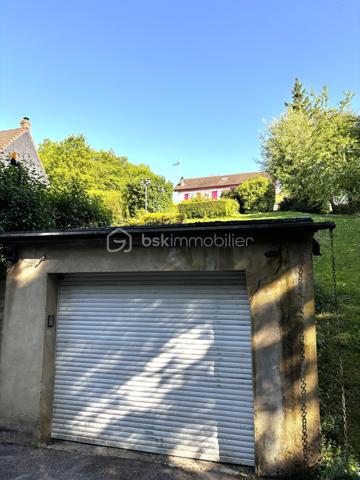A Beauvais, pour les amoureux de la nature situé à 2 pas du centre ville, dans un écrin de verdure avec une superbe vue dégagée.
Vous serez charmé par cette charmante maison traditionnelle qui offre de multiples espaces extérieurs de détentes et d'activités au calme absolu sans vis-à-vis, plusieurs terrasses, cuisine d'été, cabanons, abris, jardin et potager sur un total de 1300m². Détente au soleil à toutes heures !
Entrez par le double séjour avec poêle à granulés de bois récent, ouvert sur la grande véranda donnant sur une jolie terrasse. Les volumes offrent de beaux potentiels.
Un couloir dessert une belle cuisine dinatoire aménagée et équipée, une grande chambre puis une 2ème chambre pouvant faire office de bureau. La salle d'eau et un WC indépendant complètent ce niveau.
L'étage propose un palier avec nombreux rangements, puis 2 chambres dont l'une avec douche.
Chaudière à condensation gaz de ville et poêle à granulés.
Garage + place de parking privative. 
Alarme et caméras connectées.
Toutes les commodités à proximité ! 
Faire vite !!!