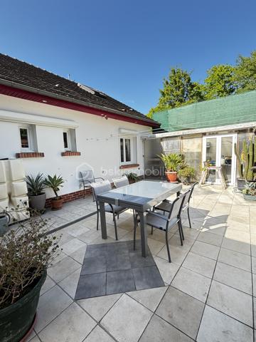 A Beauvais, pour les amoureux de la nature situé à 2 pas du centre ville, dans un écrin de verdure avec une superbe vue dégagée.
Vous serez charmé par cette charmante maison traditionnelle qui offre de multiples espaces extérieurs de détentes et d'activités au calme absolu sans vis-à-vis, plusieurs terrasses, cuisine d'été, cabanons, abris, jardin et potager sur un total de 1300m². Détente au soleil à toutes heures !
Entrez par le double séjour avec poêle à granulés de bois récent, ouvert sur la grande véranda donnant sur une jolie terrasse. Les volumes offrent de beaux potentiels.
Un couloir dessert une belle cuisine dinatoire aménagée et équipée, une grande chambre puis une 2ème chambre pouvant faire office de bureau. La salle d'eau et un WC indépendant complètent ce niveau.
L'étage propose un palier avec nombreux rangements, puis 2 chambres dont l'une avec douche.
Chaudière à condensation gaz de ville et poêle à granulés.
Garage + place de parking privative. 
Alarme et caméras connectées.
Toutes les commodités à proximité ! 
Faire vite !!!