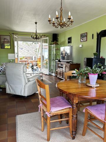 A Beauvais, pour les amoureux de la nature situé à 2 pas du centre ville, dans un écrin de verdure avec une superbe vue dégagée.
Vous serez charmé par cette charmante maison traditionnelle qui offre de multiples espaces extérieurs de détentes et d'activités au calme absolu sans vis-à-vis, plusieurs terrasses, cuisine d'été, cabanons, abris, jardin et potager sur un total de 1300m². Détente au soleil à toutes heures !
Entrez par le double séjour avec poêle à granulés de bois récent, ouvert sur la grande véranda donnant sur une jolie terrasse. Les volumes offrent de beaux potentiels.
Un couloir dessert une belle cuisine dinatoire aménagée et équipée, une grande chambre puis une 2ème chambre pouvant faire office de bureau. La salle d'eau et un WC indépendant complètent ce niveau.
L'étage propose un palier avec nombreux rangements, puis 2 chambres dont l'une avec douche.
Chaudière à condensation gaz de ville et poêle à granulés.
Garage + place de parking privative. 
Alarme et caméras connectées.
Toutes les commodités à proximité ! 
Faire vite !!!
