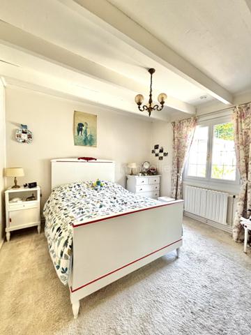 A Beauvais, pour les amoureux de la nature situé à 2 pas du centre ville, dans un écrin de verdure avec une superbe vue dégagée.
Vous serez charmé par cette charmante maison traditionnelle qui offre de multiples espaces extérieurs de détentes et d'activités au calme absolu sans vis-à-vis, plusieurs terrasses, cuisine d'été, cabanons, abris, jardin et potager sur un total de 1300m². Détente au soleil à toutes heures !
Entrez par le double séjour avec poêle à granulés de bois récent, ouvert sur la grande véranda donnant sur une jolie terrasse. Les volumes offrent de beaux potentiels.
Un couloir dessert une belle cuisine dinatoire aménagée et équipée, une grande chambre puis une 2ème chambre pouvant faire office de bureau. La salle d'eau et un WC indépendant complètent ce niveau.
L'étage propose un palier avec nombreux rangements, puis 2 chambres dont l'une avec douche.
Chaudière à condensation gaz de ville et poêle à granulés.
Garage + place de parking privative. 
Alarme et caméras connectées.
Toutes les commodités à proximité ! 
Faire vite !!!