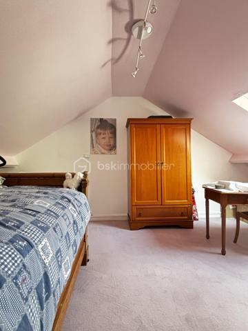 A Beauvais, pour les amoureux de la nature situé à 2 pas du centre ville, dans un écrin de verdure avec une superbe vue dégagée.
Vous serez charmé par cette charmante maison traditionnelle qui offre de multiples espaces extérieurs de détentes et d'activités au calme absolu sans vis-à-vis, plusieurs terrasses, cuisine d'été, cabanons, abris, jardin et potager sur un total de 1300m². Détente au soleil à toutes heures !
Entrez par le double séjour avec poêle à granulés de bois récent, ouvert sur la grande véranda donnant sur une jolie terrasse. Les volumes offrent de beaux potentiels.
Un couloir dessert une belle cuisine dinatoire aménagée et équipée, une grande chambre puis une 2ème chambre pouvant faire office de bureau. La salle d'eau et un WC indépendant complètent ce niveau.
L'étage propose un palier avec nombreux rangements, puis 2 chambres dont l'une avec douche.
Chaudière à condensation gaz de ville et poêle à granulés.
Garage + place de parking privative. 
Alarme et caméras connectées.
Toutes les commodités à proximité ! 
Faire vite !!!