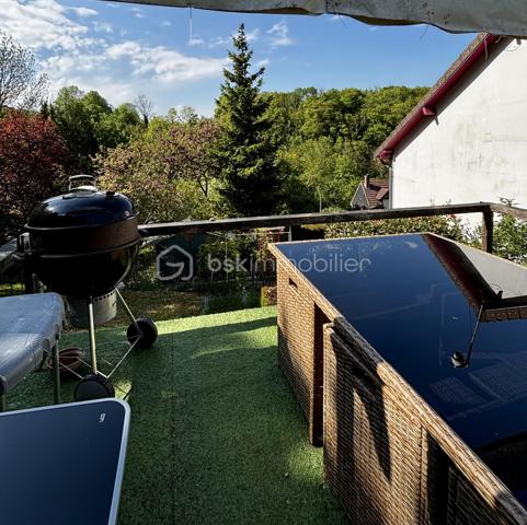A Beauvais, pour les amoureux de la nature situé à 2 pas du centre ville, dans un écrin de verdure avec une superbe vue dégagée.
Vous serez charmé par cette charmante maison traditionnelle qui offre de multiples espaces extérieurs de détentes et d'activités au calme absolu sans vis-à-vis, plusieurs terrasses, cuisine d'été, cabanons, abris, jardin et potager sur un total de 1300m². Détente au soleil à toutes heures !
Entrez par le double séjour avec poêle à granulés de bois récent, ouvert sur la grande véranda donnant sur une jolie terrasse. Les volumes offrent de beaux potentiels.
Un couloir dessert une belle cuisine dinatoire aménagée et équipée, une grande chambre puis une 2ème chambre pouvant faire office de bureau. La salle d'eau et un WC indépendant complètent ce niveau.
L'étage propose un palier avec nombreux rangements, puis 2 chambres dont l'une avec douche.
Chaudière à condensation gaz de ville et poêle à granulés.
Garage + place de parking privative. 
Alarme et caméras connectées.
Toutes les commodités à proximité ! 
Faire vite !!!