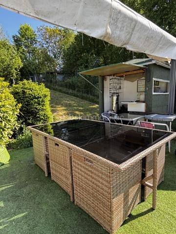 A Beauvais, pour les amoureux de la nature situé à 2 pas du centre ville, dans un écrin de verdure avec une superbe vue dégagée.
Vous serez charmé par cette charmante maison traditionnelle qui offre de multiples espaces extérieurs de détentes et d'activités au calme absolu sans vis-à-vis, plusieurs terrasses, cuisine d'été, cabanons, abris, jardin et potager sur un total de 1300m². Détente au soleil à toutes heures !
Entrez par le double séjour avec poêle à granulés de bois récent, ouvert sur la grande véranda donnant sur une jolie terrasse. Les volumes offrent de beaux potentiels.
Un couloir dessert une belle cuisine dinatoire aménagée et équipée, une grande chambre puis une 2ème chambre pouvant faire office de bureau. La salle d'eau et un WC indépendant complètent ce niveau.
L'étage propose un palier avec nombreux rangements, puis 2 chambres dont l'une avec douche.
Chaudière à condensation gaz de ville et poêle à granulés.
Garage + place de parking privative. 
Alarme et caméras connectées.
Toutes les commodités à proximité ! 
Faire vite !!!