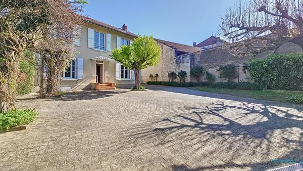 Beaurepaire - Maison T6 - 177m2 - Terrain 2219m2 (Zone U)