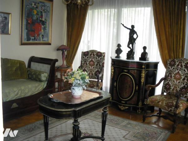 RODEZ : centre ancien, T5, 100 m2. Proche commodités.