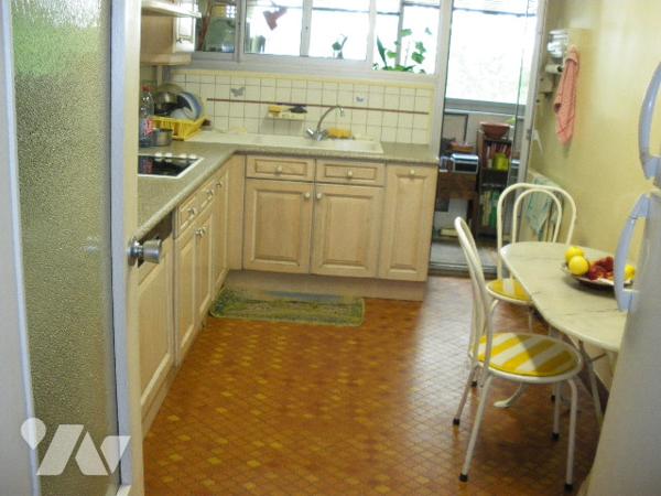 RODEZ : centre ancien, T5, 100 m2. Proche commodités.