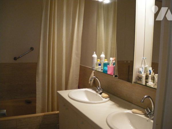 RODEZ : centre ancien, T5, 100 m2. Proche commodités.