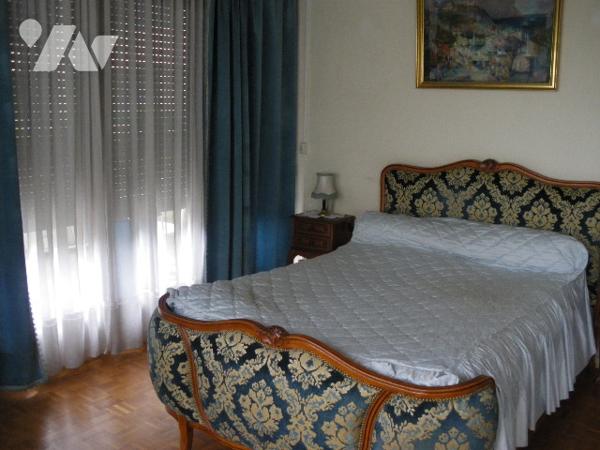 RODEZ : centre ancien, T5, 100 m2. Proche commodités.