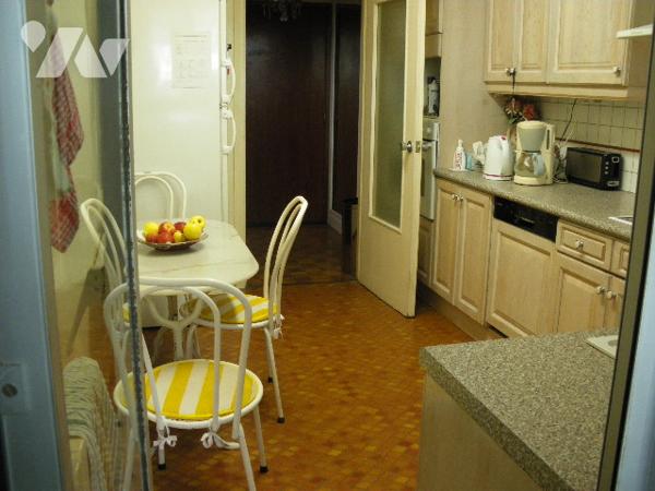 RODEZ : centre ancien, T5, 100 m2. Proche commodités.