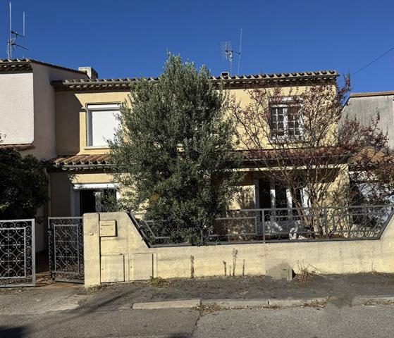 Maison quatre chambres avec annexes terrasse jardinet et potentiel supplémentaire dans quartier calme de Carcassonne