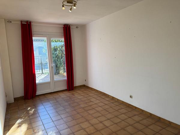 Maison quatre chambres avec annexes terrasse jardinet et potentiel supplémentaire dans quartier calme de Carcassonne