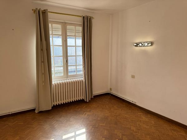 Maison quatre chambres avec annexes terrasse jardinet et potentiel supplémentaire dans quartier calme de Carcassonne