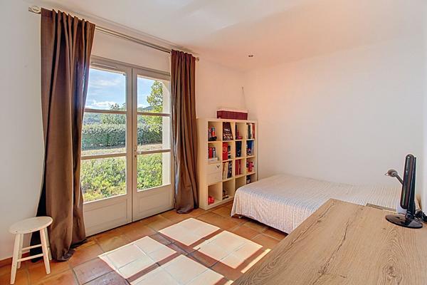 À VENDRE EN EXCLUSIVITÉ - Maison Néo-Provençale d'Exception à Figanières - 6 Chambres, Piscine et Terrain de 6440 m²