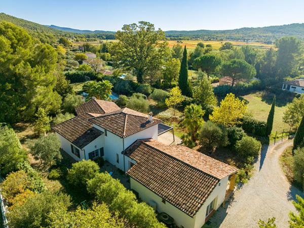 À VENDRE EN EXCLUSIVITÉ - Maison Néo-Provençale d'Exception à Figanières - 6 Chambres, Piscine et Terrain de 6440 m²