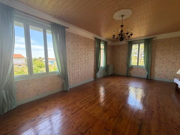 Bonson (42160) MAISON FAMILIALE AVEC FORT POTENTIEL TERRAIN CONSTRUCTIBLE DE 1700M²