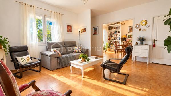 Situé à Lunel-Viel, à proximité des commodités, cet appartement de 101,21 m² est situé au 2ᵉ et dernier étage d’une petite copropriété composée de seulement deux lots d’habitation.
Son entrée totalement indépendante dessert une pièce de vie généreuse, composée d’un séjour d’environ 22 m², d’un salon de 12 m² et d’une cuisine équipée ouverte de 15 m². L’ensemble offre un espace de vie convivial et largement dimensionné.

La configuration permet également d’envisager différentes possibilités d’aménagement : le salon peut notamment être facilement cloisonné afin de créer une quatrième chambre, permettant ainsi d’adapter l’appartement aux besoins de ses futurs occupants.

L’espace nuit, accessible depuis un dégagement, comprend trois chambres, dont une bénéficiant de son propre espace salle d’eau et d’un accès au balcon. Une seconde salle d’eau avec petit espace buanderie ainsi qu’un WC indépendant complètent l’ensemble.

Le bien bénéficie également d’un grand balcon filant et d’une place de stationnement privative.

Côté confort, l’appartement dispose de prestations récentes et fonctionnelles : climatisation réversible récemment installée, ballon électrique extra-plat installé en 2026, double vitrage PVC et volets roulants électriques.

La copropriété est gérée par un syndic bénévole et ne génère aucune charge de copropriété.

Un bien aux volumes généreux et à la configuration modulable, qui pourra aussi bien convenir à une famille qu’à des acquéreurs recherchant un appartement avec de beaux espaces et la possibilité de faire évoluer son agencement.

LUNEL-VIEL – 34400