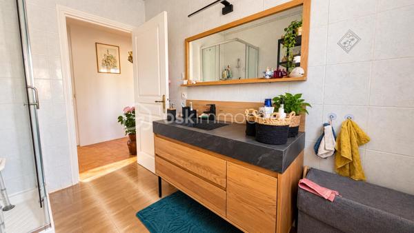 Situé à Lunel-Viel, à proximité des commodités, cet appartement de 101,21 m² est situé au 2ᵉ et dernier étage d’une petite copropriété composée de seulement deux lots d’habitation.
Son entrée totalement indépendante dessert une pièce de vie généreuse, composée d’un séjour d’environ 22 m², d’un salon de 12 m² et d’une cuisine équipée ouverte de 15 m². L’ensemble offre un espace de vie convivial et largement dimensionné.

La configuration permet également d’envisager différentes possibilités d’aménagement : le salon peut notamment être facilement cloisonné afin de créer une quatrième chambre, permettant ainsi d’adapter l’appartement aux besoins de ses futurs occupants.

L’espace nuit, accessible depuis un dégagement, comprend trois chambres, dont une bénéficiant de son propre espace salle d’eau et d’un accès au balcon. Une seconde salle d’eau avec petit espace buanderie ainsi qu’un WC indépendant complètent l’ensemble.

Le bien bénéficie également d’un grand balcon filant et d’une place de stationnement privative.

Côté confort, l’appartement dispose de prestations récentes et fonctionnelles : climatisation réversible récemment installée, ballon électrique extra-plat installé en 2026, double vitrage PVC et volets roulants électriques.

La copropriété est gérée par un syndic bénévole et ne génère aucune charge de copropriété.

Un bien aux volumes généreux et à la configuration modulable, qui pourra aussi bien convenir à une famille qu’à des acquéreurs recherchant un appartement avec de beaux espaces et la possibilité de faire évoluer son agencement.

LUNEL-VIEL – 34400