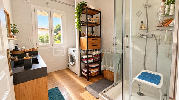 Situé à Lunel-Viel, à proximité des commodités, cet appartement de 101,21 m² est situé au 2ᵉ et dernier étage d’une petite copropriété composée de seulement deux lots d’habitation.
Son entrée totalement indépendante dessert une pièce de vie généreuse, composée d’un séjour d’environ 22 m², d’un salon de 12 m² et d’une cuisine équipée ouverte de 15 m². L’ensemble offre un espace de vie convivial et largement dimensionné.

La configuration permet également d’envisager différentes possibilités d’aménagement : le salon peut notamment être facilement cloisonné afin de créer une quatrième chambre, permettant ainsi d’adapter l’appartement aux besoins de ses futurs occupants.

L’espace nuit, accessible depuis un dégagement, comprend trois chambres, dont une bénéficiant de son propre espace salle d’eau et d’un accès au balcon. Une seconde salle d’eau avec petit espace buanderie ainsi qu’un WC indépendant complètent l’ensemble.

Le bien bénéficie également d’un grand balcon filant et d’une place de stationnement privative.

Côté confort, l’appartement dispose de prestations récentes et fonctionnelles : climatisation réversible récemment installée, ballon électrique extra-plat installé en 2026, double vitrage PVC et volets roulants électriques.

La copropriété est gérée par un syndic bénévole et ne génère aucune charge de copropriété.

Un bien aux volumes généreux et à la configuration modulable, qui pourra aussi bien convenir à une famille qu’à des acquéreurs recherchant un appartement avec de beaux espaces et la possibilité de faire évoluer son agencement.

LUNEL-VIEL – 34400