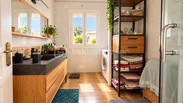 Situé à Lunel-Viel, à proximité des commodités, cet appartement de 101,21 m² est situé au 2ᵉ et dernier étage d’une petite copropriété composée de seulement deux lots d’habitation.
Son entrée totalement indépendante dessert une pièce de vie généreuse, composée d’un séjour d’environ 22 m², d’un salon de 12 m² et d’une cuisine équipée ouverte de 15 m². L’ensemble offre un espace de vie convivial et largement dimensionné.

La configuration permet également d’envisager différentes possibilités d’aménagement : le salon peut notamment être facilement cloisonné afin de créer une quatrième chambre, permettant ainsi d’adapter l’appartement aux besoins de ses futurs occupants.

L’espace nuit, accessible depuis un dégagement, comprend trois chambres, dont une bénéficiant de son propre espace salle d’eau et d’un accès au balcon. Une seconde salle d’eau avec petit espace buanderie ainsi qu’un WC indépendant complètent l’ensemble.

Le bien bénéficie également d’un grand balcon filant et d’une place de stationnement privative.

Côté confort, l’appartement dispose de prestations récentes et fonctionnelles : climatisation réversible récemment installée, ballon électrique extra-plat installé en 2026, double vitrage PVC et volets roulants électriques.

La copropriété est gérée par un syndic bénévole et ne génère aucune charge de copropriété.

Un bien aux volumes généreux et à la configuration modulable, qui pourra aussi bien convenir à une famille qu’à des acquéreurs recherchant un appartement avec de beaux espaces et la possibilité de faire évoluer son agencement.

LUNEL-VIEL – 34400