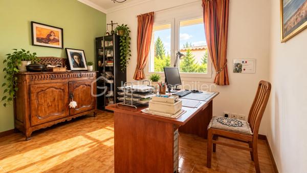 Situé à Lunel-Viel, à proximité des commodités, cet appartement de 101,21 m² est situé au 2ᵉ et dernier étage d’une petite copropriété composée de seulement deux lots d’habitation.
Son entrée totalement indépendante dessert une pièce de vie généreuse, composée d’un séjour d’environ 22 m², d’un salon de 12 m² et d’une cuisine équipée ouverte de 15 m². L’ensemble offre un espace de vie convivial et largement dimensionné.

La configuration permet également d’envisager différentes possibilités d’aménagement : le salon peut notamment être facilement cloisonné afin de créer une quatrième chambre, permettant ainsi d’adapter l’appartement aux besoins de ses futurs occupants.

L’espace nuit, accessible depuis un dégagement, comprend trois chambres, dont une bénéficiant de son propre espace salle d’eau et d’un accès au balcon. Une seconde salle d’eau avec petit espace buanderie ainsi qu’un WC indépendant complètent l’ensemble.

Le bien bénéficie également d’un grand balcon filant et d’une place de stationnement privative.

Côté confort, l’appartement dispose de prestations récentes et fonctionnelles : climatisation réversible récemment installée, ballon électrique extra-plat installé en 2026, double vitrage PVC et volets roulants électriques.

La copropriété est gérée par un syndic bénévole et ne génère aucune charge de copropriété.

Un bien aux volumes généreux et à la configuration modulable, qui pourra aussi bien convenir à une famille qu’à des acquéreurs recherchant un appartement avec de beaux espaces et la possibilité de faire évoluer son agencement.

LUNEL-VIEL – 34400