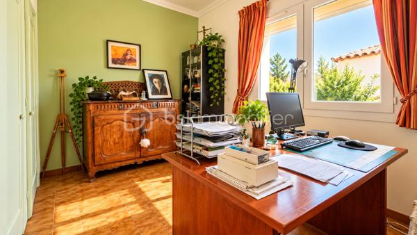 Situé à Lunel-Viel, à proximité des commodités, cet appartement de 101,21 m² est situé au 2ᵉ et dernier étage d’une petite copropriété composée de seulement deux lots d’habitation.
Son entrée totalement indépendante dessert une pièce de vie généreuse, composée d’un séjour d’environ 22 m², d’un salon de 12 m² et d’une cuisine équipée ouverte de 15 m². L’ensemble offre un espace de vie convivial et largement dimensionné.

La configuration permet également d’envisager différentes possibilités d’aménagement : le salon peut notamment être facilement cloisonné afin de créer une quatrième chambre, permettant ainsi d’adapter l’appartement aux besoins de ses futurs occupants.

L’espace nuit, accessible depuis un dégagement, comprend trois chambres, dont une bénéficiant de son propre espace salle d’eau et d’un accès au balcon. Une seconde salle d’eau avec petit espace buanderie ainsi qu’un WC indépendant complètent l’ensemble.

Le bien bénéficie également d’un grand balcon filant et d’une place de stationnement privative.

Côté confort, l’appartement dispose de prestations récentes et fonctionnelles : climatisation réversible récemment installée, ballon électrique extra-plat installé en 2026, double vitrage PVC et volets roulants électriques.

La copropriété est gérée par un syndic bénévole et ne génère aucune charge de copropriété.

Un bien aux volumes généreux et à la configuration modulable, qui pourra aussi bien convenir à une famille qu’à des acquéreurs recherchant un appartement avec de beaux espaces et la possibilité de faire évoluer son agencement.

LUNEL-VIEL – 34400