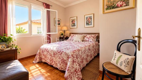 Situé à Lunel-Viel, à proximité des commodités, cet appartement de 101,21 m² est situé au 2ᵉ et dernier étage d’une petite copropriété composée de seulement deux lots d’habitation.
Son entrée totalement indépendante dessert une pièce de vie généreuse, composée d’un séjour d’environ 22 m², d’un salon de 12 m² et d’une cuisine équipée ouverte de 15 m². L’ensemble offre un espace de vie convivial et largement dimensionné.

La configuration permet également d’envisager différentes possibilités d’aménagement : le salon peut notamment être facilement cloisonné afin de créer une quatrième chambre, permettant ainsi d’adapter l’appartement aux besoins de ses futurs occupants.

L’espace nuit, accessible depuis un dégagement, comprend trois chambres, dont une bénéficiant de son propre espace salle d’eau et d’un accès au balcon. Une seconde salle d’eau avec petit espace buanderie ainsi qu’un WC indépendant complètent l’ensemble.

Le bien bénéficie également d’un grand balcon filant et d’une place de stationnement privative.

Côté confort, l’appartement dispose de prestations récentes et fonctionnelles : climatisation réversible récemment installée, ballon électrique extra-plat installé en 2026, double vitrage PVC et volets roulants électriques.

La copropriété est gérée par un syndic bénévole et ne génère aucune charge de copropriété.

Un bien aux volumes généreux et à la configuration modulable, qui pourra aussi bien convenir à une famille qu’à des acquéreurs recherchant un appartement avec de beaux espaces et la possibilité de faire évoluer son agencement.

LUNEL-VIEL – 34400