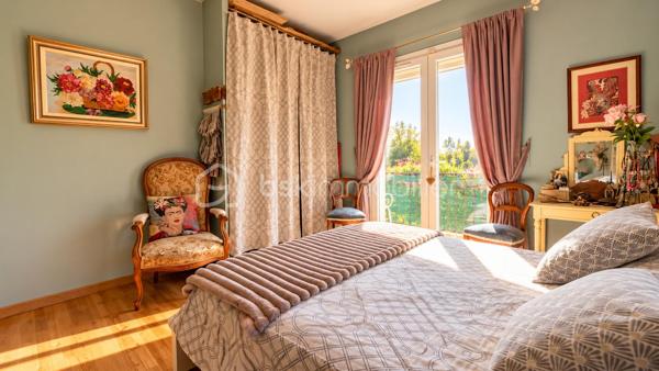 Situé à Lunel-Viel, à proximité des commodités, cet appartement de 101,21 m² est situé au 2ᵉ et dernier étage d’une petite copropriété composée de seulement deux lots d’habitation.
Son entrée totalement indépendante dessert une pièce de vie généreuse, composée d’un séjour d’environ 22 m², d’un salon de 12 m² et d’une cuisine équipée ouverte de 15 m². L’ensemble offre un espace de vie convivial et largement dimensionné.

La configuration permet également d’envisager différentes possibilités d’aménagement : le salon peut notamment être facilement cloisonné afin de créer une quatrième chambre, permettant ainsi d’adapter l’appartement aux besoins de ses futurs occupants.

L’espace nuit, accessible depuis un dégagement, comprend trois chambres, dont une bénéficiant de son propre espace salle d’eau et d’un accès au balcon. Une seconde salle d’eau avec petit espace buanderie ainsi qu’un WC indépendant complètent l’ensemble.

Le bien bénéficie également d’un grand balcon filant et d’une place de stationnement privative.

Côté confort, l’appartement dispose de prestations récentes et fonctionnelles : climatisation réversible récemment installée, ballon électrique extra-plat installé en 2026, double vitrage PVC et volets roulants électriques.

La copropriété est gérée par un syndic bénévole et ne génère aucune charge de copropriété.

Un bien aux volumes généreux et à la configuration modulable, qui pourra aussi bien convenir à une famille qu’à des acquéreurs recherchant un appartement avec de beaux espaces et la possibilité de faire évoluer son agencement.

LUNEL-VIEL – 34400