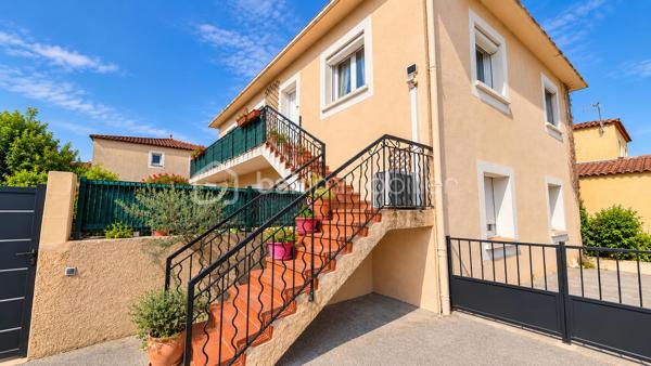 Situé à Lunel-Viel, à proximité des commodités, cet appartement de 101,21 m² est situé au 2ᵉ et dernier étage d’une petite copropriété composée de seulement deux lots d’habitation.
Son entrée totalement indépendante dessert une pièce de vie généreuse, composée d’un séjour d’environ 22 m², d’un salon de 12 m² et d’une cuisine équipée ouverte de 15 m². L’ensemble offre un espace de vie convivial et largement dimensionné.

La configuration permet également d’envisager différentes possibilités d’aménagement : le salon peut notamment être facilement cloisonné afin de créer une quatrième chambre, permettant ainsi d’adapter l’appartement aux besoins de ses futurs occupants.

L’espace nuit, accessible depuis un dégagement, comprend trois chambres, dont une bénéficiant de son propre espace salle d’eau et d’un accès au balcon. Une seconde salle d’eau avec petit espace buanderie ainsi qu’un WC indépendant complètent l’ensemble.

Le bien bénéficie également d’un grand balcon filant et d’une place de stationnement privative.

Côté confort, l’appartement dispose de prestations récentes et fonctionnelles : climatisation réversible récemment installée, ballon électrique extra-plat installé en 2026, double vitrage PVC et volets roulants électriques.

La copropriété est gérée par un syndic bénévole et ne génère aucune charge de copropriété.

Un bien aux volumes généreux et à la configuration modulable, qui pourra aussi bien convenir à une famille qu’à des acquéreurs recherchant un appartement avec de beaux espaces et la possibilité de faire évoluer son agencement.

LUNEL-VIEL – 34400