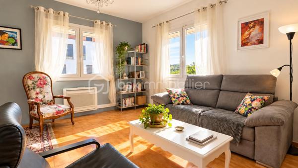Situé à Lunel-Viel, à proximité des commodités, cet appartement de 101,21 m² est situé au 2ᵉ et dernier étage d’une petite copropriété composée de seulement deux lots d’habitation.
Son entrée totalement indépendante dessert une pièce de vie généreuse, composée d’un séjour d’environ 22 m², d’un salon de 12 m² et d’une cuisine équipée ouverte de 15 m². L’ensemble offre un espace de vie convivial et largement dimensionné.

La configuration permet également d’envisager différentes possibilités d’aménagement : le salon peut notamment être facilement cloisonné afin de créer une quatrième chambre, permettant ainsi d’adapter l’appartement aux besoins de ses futurs occupants.

L’espace nuit, accessible depuis un dégagement, comprend trois chambres, dont une bénéficiant de son propre espace salle d’eau et d’un accès au balcon. Une seconde salle d’eau avec petit espace buanderie ainsi qu’un WC indépendant complètent l’ensemble.

Le bien bénéficie également d’un grand balcon filant et d’une place de stationnement privative.

Côté confort, l’appartement dispose de prestations récentes et fonctionnelles : climatisation réversible récemment installée, ballon électrique extra-plat installé en 2026, double vitrage PVC et volets roulants électriques.

La copropriété est gérée par un syndic bénévole et ne génère aucune charge de copropriété.

Un bien aux volumes généreux et à la configuration modulable, qui pourra aussi bien convenir à une famille qu’à des acquéreurs recherchant un appartement avec de beaux espaces et la possibilité de faire évoluer son agencement.

LUNEL-VIEL – 34400