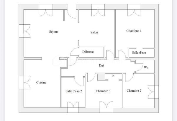 Situé à Lunel-Viel, à proximité des commodités, cet appartement de 101,21 m² est situé au 2ᵉ et dernier étage d’une petite copropriété composée de seulement deux lots d’habitation.
Son entrée totalement indépendante dessert une pièce de vie généreuse, composée d’un séjour d’environ 22 m², d’un salon de 12 m² et d’une cuisine équipée ouverte de 15 m². L’ensemble offre un espace de vie convivial et largement dimensionné.

La configuration permet également d’envisager différentes possibilités d’aménagement : le salon peut notamment être facilement cloisonné afin de créer une quatrième chambre, permettant ainsi d’adapter l’appartement aux besoins de ses futurs occupants.

L’espace nuit, accessible depuis un dégagement, comprend trois chambres, dont une bénéficiant de son propre espace salle d’eau et d’un accès au balcon. Une seconde salle d’eau avec petit espace buanderie ainsi qu’un WC indépendant complètent l’ensemble.

Le bien bénéficie également d’un grand balcon filant et d’une place de stationnement privative.

Côté confort, l’appartement dispose de prestations récentes et fonctionnelles : climatisation réversible récemment installée, ballon électrique extra-plat installé en 2026, double vitrage PVC et volets roulants électriques.

La copropriété est gérée par un syndic bénévole et ne génère aucune charge de copropriété.

Un bien aux volumes généreux et à la configuration modulable, qui pourra aussi bien convenir à une famille qu’à des acquéreurs recherchant un appartement avec de beaux espaces et la possibilité de faire évoluer son agencement.

LUNEL-VIEL – 34400