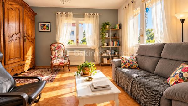 Situé à Lunel-Viel, à proximité des commodités, cet appartement de 101,21 m² est situé au 2ᵉ et dernier étage d’une petite copropriété composée de seulement deux lots d’habitation.
Son entrée totalement indépendante dessert une pièce de vie généreuse, composée d’un séjour d’environ 22 m², d’un salon de 12 m² et d’une cuisine équipée ouverte de 15 m². L’ensemble offre un espace de vie convivial et largement dimensionné.

La configuration permet également d’envisager différentes possibilités d’aménagement : le salon peut notamment être facilement cloisonné afin de créer une quatrième chambre, permettant ainsi d’adapter l’appartement aux besoins de ses futurs occupants.

L’espace nuit, accessible depuis un dégagement, comprend trois chambres, dont une bénéficiant de son propre espace salle d’eau et d’un accès au balcon. Une seconde salle d’eau avec petit espace buanderie ainsi qu’un WC indépendant complètent l’ensemble.

Le bien bénéficie également d’un grand balcon filant et d’une place de stationnement privative.

Côté confort, l’appartement dispose de prestations récentes et fonctionnelles : climatisation réversible récemment installée, ballon électrique extra-plat installé en 2026, double vitrage PVC et volets roulants électriques.

La copropriété est gérée par un syndic bénévole et ne génère aucune charge de copropriété.

Un bien aux volumes généreux et à la configuration modulable, qui pourra aussi bien convenir à une famille qu’à des acquéreurs recherchant un appartement avec de beaux espaces et la possibilité de faire évoluer son agencement.

LUNEL-VIEL – 34400