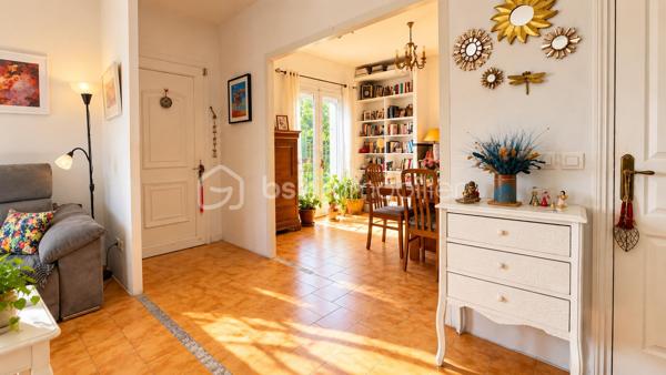 Situé à Lunel-Viel, à proximité des commodités, cet appartement de 101,21 m² est situé au 2ᵉ et dernier étage d’une petite copropriété composée de seulement deux lots d’habitation.
Son entrée totalement indépendante dessert une pièce de vie généreuse, composée d’un séjour d’environ 22 m², d’un salon de 12 m² et d’une cuisine équipée ouverte de 15 m². L’ensemble offre un espace de vie convivial et largement dimensionné.

La configuration permet également d’envisager différentes possibilités d’aménagement : le salon peut notamment être facilement cloisonné afin de créer une quatrième chambre, permettant ainsi d’adapter l’appartement aux besoins de ses futurs occupants.

L’espace nuit, accessible depuis un dégagement, comprend trois chambres, dont une bénéficiant de son propre espace salle d’eau et d’un accès au balcon. Une seconde salle d’eau avec petit espace buanderie ainsi qu’un WC indépendant complètent l’ensemble.

Le bien bénéficie également d’un grand balcon filant et d’une place de stationnement privative.

Côté confort, l’appartement dispose de prestations récentes et fonctionnelles : climatisation réversible récemment installée, ballon électrique extra-plat installé en 2026, double vitrage PVC et volets roulants électriques.

La copropriété est gérée par un syndic bénévole et ne génère aucune charge de copropriété.

Un bien aux volumes généreux et à la configuration modulable, qui pourra aussi bien convenir à une famille qu’à des acquéreurs recherchant un appartement avec de beaux espaces et la possibilité de faire évoluer son agencement.

LUNEL-VIEL – 34400