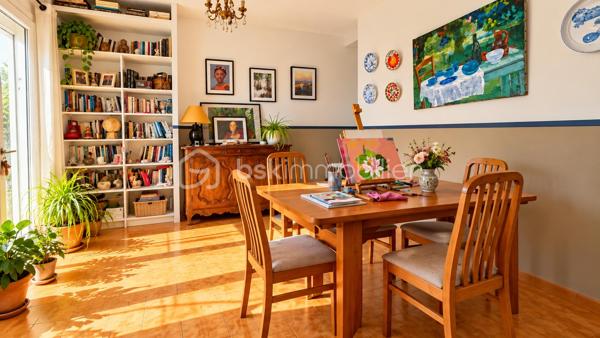Situé à Lunel-Viel, à proximité des commodités, cet appartement de 101,21 m² est situé au 2ᵉ et dernier étage d’une petite copropriété composée de seulement deux lots d’habitation.
Son entrée totalement indépendante dessert une pièce de vie généreuse, composée d’un séjour d’environ 22 m², d’un salon de 12 m² et d’une cuisine équipée ouverte de 15 m². L’ensemble offre un espace de vie convivial et largement dimensionné.

La configuration permet également d’envisager différentes possibilités d’aménagement : le salon peut notamment être facilement cloisonné afin de créer une quatrième chambre, permettant ainsi d’adapter l’appartement aux besoins de ses futurs occupants.

L’espace nuit, accessible depuis un dégagement, comprend trois chambres, dont une bénéficiant de son propre espace salle d’eau et d’un accès au balcon. Une seconde salle d’eau avec petit espace buanderie ainsi qu’un WC indépendant complètent l’ensemble.

Le bien bénéficie également d’un grand balcon filant et d’une place de stationnement privative.

Côté confort, l’appartement dispose de prestations récentes et fonctionnelles : climatisation réversible récemment installée, ballon électrique extra-plat installé en 2026, double vitrage PVC et volets roulants électriques.

La copropriété est gérée par un syndic bénévole et ne génère aucune charge de copropriété.

Un bien aux volumes généreux et à la configuration modulable, qui pourra aussi bien convenir à une famille qu’à des acquéreurs recherchant un appartement avec de beaux espaces et la possibilité de faire évoluer son agencement.

LUNEL-VIEL – 34400