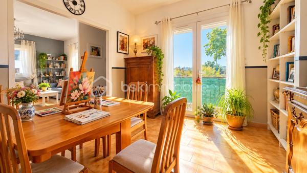 Situé à Lunel-Viel, à proximité des commodités, cet appartement de 101,21 m² est situé au 2ᵉ et dernier étage d’une petite copropriété composée de seulement deux lots d’habitation.
Son entrée totalement indépendante dessert une pièce de vie généreuse, composée d’un séjour d’environ 22 m², d’un salon de 12 m² et d’une cuisine équipée ouverte de 15 m². L’ensemble offre un espace de vie convivial et largement dimensionné.

La configuration permet également d’envisager différentes possibilités d’aménagement : le salon peut notamment être facilement cloisonné afin de créer une quatrième chambre, permettant ainsi d’adapter l’appartement aux besoins de ses futurs occupants.

L’espace nuit, accessible depuis un dégagement, comprend trois chambres, dont une bénéficiant de son propre espace salle d’eau et d’un accès au balcon. Une seconde salle d’eau avec petit espace buanderie ainsi qu’un WC indépendant complètent l’ensemble.

Le bien bénéficie également d’un grand balcon filant et d’une place de stationnement privative.

Côté confort, l’appartement dispose de prestations récentes et fonctionnelles : climatisation réversible récemment installée, ballon électrique extra-plat installé en 2026, double vitrage PVC et volets roulants électriques.

La copropriété est gérée par un syndic bénévole et ne génère aucune charge de copropriété.

Un bien aux volumes généreux et à la configuration modulable, qui pourra aussi bien convenir à une famille qu’à des acquéreurs recherchant un appartement avec de beaux espaces et la possibilité de faire évoluer son agencement.

LUNEL-VIEL – 34400