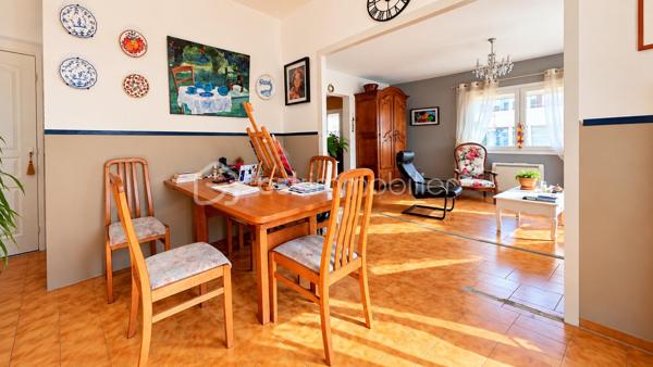 Situé à Lunel-Viel, à proximité des commodités, cet appartement de 101,21 m² est situé au 2ᵉ et dernier étage d’une petite copropriété composée de seulement deux lots d’habitation.
Son entrée totalement indépendante dessert une pièce de vie généreuse, composée d’un séjour d’environ 22 m², d’un salon de 12 m² et d’une cuisine équipée ouverte de 15 m². L’ensemble offre un espace de vie convivial et largement dimensionné.

La configuration permet également d’envisager différentes possibilités d’aménagement : le salon peut notamment être facilement cloisonné afin de créer une quatrième chambre, permettant ainsi d’adapter l’appartement aux besoins de ses futurs occupants.

L’espace nuit, accessible depuis un dégagement, comprend trois chambres, dont une bénéficiant de son propre espace salle d’eau et d’un accès au balcon. Une seconde salle d’eau avec petit espace buanderie ainsi qu’un WC indépendant complètent l’ensemble.

Le bien bénéficie également d’un grand balcon filant et d’une place de stationnement privative.

Côté confort, l’appartement dispose de prestations récentes et fonctionnelles : climatisation réversible récemment installée, ballon électrique extra-plat installé en 2026, double vitrage PVC et volets roulants électriques.

La copropriété est gérée par un syndic bénévole et ne génère aucune charge de copropriété.

Un bien aux volumes généreux et à la configuration modulable, qui pourra aussi bien convenir à une famille qu’à des acquéreurs recherchant un appartement avec de beaux espaces et la possibilité de faire évoluer son agencement.

LUNEL-VIEL – 34400