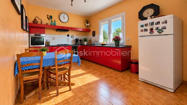 Situé à Lunel-Viel, à proximité des commodités, cet appartement de 101,21 m² est situé au 2ᵉ et dernier étage d’une petite copropriété composée de seulement deux lots d’habitation.
Son entrée totalement indépendante dessert une pièce de vie généreuse, composée d’un séjour d’environ 22 m², d’un salon de 12 m² et d’une cuisine équipée ouverte de 15 m². L’ensemble offre un espace de vie convivial et largement dimensionné.

La configuration permet également d’envisager différentes possibilités d’aménagement : le salon peut notamment être facilement cloisonné afin de créer une quatrième chambre, permettant ainsi d’adapter l’appartement aux besoins de ses futurs occupants.

L’espace nuit, accessible depuis un dégagement, comprend trois chambres, dont une bénéficiant de son propre espace salle d’eau et d’un accès au balcon. Une seconde salle d’eau avec petit espace buanderie ainsi qu’un WC indépendant complètent l’ensemble.

Le bien bénéficie également d’un grand balcon filant et d’une place de stationnement privative.

Côté confort, l’appartement dispose de prestations récentes et fonctionnelles : climatisation réversible récemment installée, ballon électrique extra-plat installé en 2026, double vitrage PVC et volets roulants électriques.

La copropriété est gérée par un syndic bénévole et ne génère aucune charge de copropriété.

Un bien aux volumes généreux et à la configuration modulable, qui pourra aussi bien convenir à une famille qu’à des acquéreurs recherchant un appartement avec de beaux espaces et la possibilité de faire évoluer son agencement.

LUNEL-VIEL – 34400