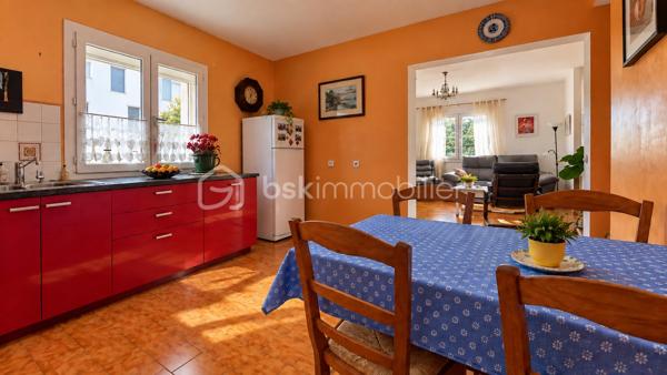 Situé à Lunel-Viel, à proximité des commodités, cet appartement de 101,21 m² est situé au 2ᵉ et dernier étage d’une petite copropriété composée de seulement deux lots d’habitation.
Son entrée totalement indépendante dessert une pièce de vie généreuse, composée d’un séjour d’environ 22 m², d’un salon de 12 m² et d’une cuisine équipée ouverte de 15 m². L’ensemble offre un espace de vie convivial et largement dimensionné.

La configuration permet également d’envisager différentes possibilités d’aménagement : le salon peut notamment être facilement cloisonné afin de créer une quatrième chambre, permettant ainsi d’adapter l’appartement aux besoins de ses futurs occupants.

L’espace nuit, accessible depuis un dégagement, comprend trois chambres, dont une bénéficiant de son propre espace salle d’eau et d’un accès au balcon. Une seconde salle d’eau avec petit espace buanderie ainsi qu’un WC indépendant complètent l’ensemble.

Le bien bénéficie également d’un grand balcon filant et d’une place de stationnement privative.

Côté confort, l’appartement dispose de prestations récentes et fonctionnelles : climatisation réversible récemment installée, ballon électrique extra-plat installé en 2026, double vitrage PVC et volets roulants électriques.

La copropriété est gérée par un syndic bénévole et ne génère aucune charge de copropriété.

Un bien aux volumes généreux et à la configuration modulable, qui pourra aussi bien convenir à une famille qu’à des acquéreurs recherchant un appartement avec de beaux espaces et la possibilité de faire évoluer son agencement.

LUNEL-VIEL – 34400