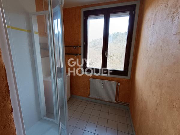 Appartement lumineux au dernier étage avec balcon et vue sur le château de Sail