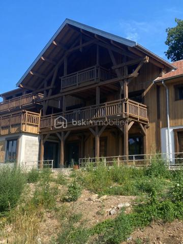 Nous vous proposons un appartement T3 « vendu en plateau à aménager », au sein d’une copropriété entièrement rénovée, toiture, isolation extérieure, façades, menuiseries extérieures, parties communes et aménagements extérieurs.

Cet appartement se compose d’une grande pièce de vie ouverte sur une terrasse orientée Sud avec une vue dégagée sur la Mauselaine et les forêts Vosgiennes, deux grandes chambres avec la possibilité de créer des dressings, une salle de bain et un WC complètent cet ensemble.

Afin de faciliter votre projection nous avons réalisé une étude complète pour le chiffrage des travaux d’aménagements intérieurs basée sur les visuels fournis dans l’annonce. Une rénovation haut de gamme avec des matériaux de qualité, chauffage par pompe à chaleur air/air, rénovation des sols en carrelage grès cérame, au moins un mur en bois vieilli dans chaque pièce pour conférer une ambiance montagne chaleureuse, rénovation complète de l’installation électrique, des sanitaires, des murs et plafonds.

Une pré-étude chiffrée vous sera transmise sur demande. Si vous le souhaitez nous pouvons vous mettre en relation avec notre prestataire qui assurera la programmation et le suivi des travaux avec les entreprises locales. 

Proposé au prix de 168 000€ honoraires charge vendeur, saisissez l’opportunité d’acquérir un appartement au sein d’un ensemble immobilier entièrement rénové avec la possibilité de choisir votre aménagement intérieur.
Possibilité d'acquérir des stationnements en sus 3500 €/u.