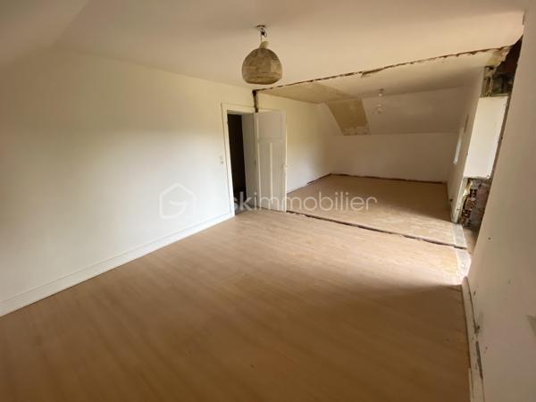 Nous vous proposons un appartement T3 « vendu en plateau à aménager », au sein d’une copropriété entièrement rénovée, toiture, isolation extérieure, façades, menuiseries extérieures, parties communes et aménagements extérieurs.

Cet appartement se compose d’une grande pièce de vie ouverte sur une terrasse orientée Sud avec une vue dégagée sur la Mauselaine et les forêts Vosgiennes, deux grandes chambres avec la possibilité de créer des dressings, une salle de bain et un WC complètent cet ensemble.

Afin de faciliter votre projection nous avons réalisé une étude complète pour le chiffrage des travaux d’aménagements intérieurs basée sur les visuels fournis dans l’annonce. Une rénovation haut de gamme avec des matériaux de qualité, chauffage par pompe à chaleur air/air, rénovation des sols en carrelage grès cérame, au moins un mur en bois vieilli dans chaque pièce pour conférer une ambiance montagne chaleureuse, rénovation complète de l’installation électrique, des sanitaires, des murs et plafonds.

Une pré-étude chiffrée vous sera transmise sur demande. Si vous le souhaitez nous pouvons vous mettre en relation avec notre prestataire qui assurera la programmation et le suivi des travaux avec les entreprises locales. 

Proposé au prix de 168 000€ honoraires charge vendeur, saisissez l’opportunité d’acquérir un appartement au sein d’un ensemble immobilier entièrement rénové avec la possibilité de choisir votre aménagement intérieur.
Possibilité d'acquérir des stationnements en sus 3500 €/u.