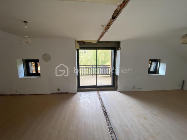 Nous vous proposons un appartement T3 « vendu en plateau à aménager », au sein d’une copropriété entièrement rénovée, toiture, isolation extérieure, façades, menuiseries extérieures, parties communes et aménagements extérieurs.

Cet appartement se compose d’une grande pièce de vie ouverte sur une terrasse orientée Sud avec une vue dégagée sur la Mauselaine et les forêts Vosgiennes, deux grandes chambres avec la possibilité de créer des dressings, une salle de bain et un WC complètent cet ensemble.

Afin de faciliter votre projection nous avons réalisé une étude complète pour le chiffrage des travaux d’aménagements intérieurs basée sur les visuels fournis dans l’annonce. Une rénovation haut de gamme avec des matériaux de qualité, chauffage par pompe à chaleur air/air, rénovation des sols en carrelage grès cérame, au moins un mur en bois vieilli dans chaque pièce pour conférer une ambiance montagne chaleureuse, rénovation complète de l’installation électrique, des sanitaires, des murs et plafonds.

Une pré-étude chiffrée vous sera transmise sur demande. Si vous le souhaitez nous pouvons vous mettre en relation avec notre prestataire qui assurera la programmation et le suivi des travaux avec les entreprises locales. 

Proposé au prix de 168 000€ honoraires charge vendeur, saisissez l’opportunité d’acquérir un appartement au sein d’un ensemble immobilier entièrement rénové avec la possibilité de choisir votre aménagement intérieur.
Possibilité d'acquérir des stationnements en sus 3500 €/u.