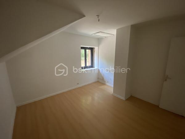 Nous vous proposons un appartement T3 « vendu en plateau à aménager », au sein d’une copropriété entièrement rénovée, toiture, isolation extérieure, façades, menuiseries extérieures, parties communes et aménagements extérieurs.

Cet appartement se compose d’une grande pièce de vie ouverte sur une terrasse orientée Sud avec une vue dégagée sur la Mauselaine et les forêts Vosgiennes, deux grandes chambres avec la possibilité de créer des dressings, une salle de bain et un WC complètent cet ensemble.

Afin de faciliter votre projection nous avons réalisé une étude complète pour le chiffrage des travaux d’aménagements intérieurs basée sur les visuels fournis dans l’annonce. Une rénovation haut de gamme avec des matériaux de qualité, chauffage par pompe à chaleur air/air, rénovation des sols en carrelage grès cérame, au moins un mur en bois vieilli dans chaque pièce pour conférer une ambiance montagne chaleureuse, rénovation complète de l’installation électrique, des sanitaires, des murs et plafonds.

Une pré-étude chiffrée vous sera transmise sur demande. Si vous le souhaitez nous pouvons vous mettre en relation avec notre prestataire qui assurera la programmation et le suivi des travaux avec les entreprises locales. 

Proposé au prix de 168 000€ honoraires charge vendeur, saisissez l’opportunité d’acquérir un appartement au sein d’un ensemble immobilier entièrement rénové avec la possibilité de choisir votre aménagement intérieur.
Possibilité d'acquérir des stationnements en sus 3500 €/u.