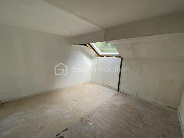 Nous vous proposons un appartement T3 « vendu en plateau à aménager », au sein d’une copropriété entièrement rénovée, toiture, isolation extérieure, façades, menuiseries extérieures, parties communes et aménagements extérieurs.

Cet appartement se compose d’une grande pièce de vie ouverte sur une terrasse orientée Sud avec une vue dégagée sur la Mauselaine et les forêts Vosgiennes, deux grandes chambres avec la possibilité de créer des dressings, une salle de bain et un WC complètent cet ensemble.

Afin de faciliter votre projection nous avons réalisé une étude complète pour le chiffrage des travaux d’aménagements intérieurs basée sur les visuels fournis dans l’annonce. Une rénovation haut de gamme avec des matériaux de qualité, chauffage par pompe à chaleur air/air, rénovation des sols en carrelage grès cérame, au moins un mur en bois vieilli dans chaque pièce pour conférer une ambiance montagne chaleureuse, rénovation complète de l’installation électrique, des sanitaires, des murs et plafonds.

Une pré-étude chiffrée vous sera transmise sur demande. Si vous le souhaitez nous pouvons vous mettre en relation avec notre prestataire qui assurera la programmation et le suivi des travaux avec les entreprises locales. 

Proposé au prix de 168 000€ honoraires charge vendeur, saisissez l’opportunité d’acquérir un appartement au sein d’un ensemble immobilier entièrement rénové avec la possibilité de choisir votre aménagement intérieur.
Possibilité d'acquérir des stationnements en sus 3500 €/u.