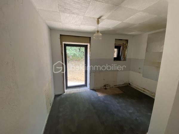 Nous vous proposons un appartement T3 « vendu en plateau à aménager », au sein d’une copropriété entièrement rénovée, toiture, isolation extérieure, façades, menuiseries extérieures, parties communes et aménagements extérieurs.

Cet appartement se compose d’une grande pièce de vie ouverte sur une terrasse orientée Sud avec une vue dégagée sur la Mauselaine et les forêts Vosgiennes, deux grandes chambres avec la possibilité de créer des dressings, une salle de bain et un WC complètent cet ensemble.

Afin de faciliter votre projection nous avons réalisé une étude complète pour le chiffrage des travaux d’aménagements intérieurs basée sur les visuels fournis dans l’annonce. Une rénovation haut de gamme avec des matériaux de qualité, chauffage par pompe à chaleur air/air, rénovation des sols en carrelage grès cérame, au moins un mur en bois vieilli dans chaque pièce pour conférer une ambiance montagne chaleureuse, rénovation complète de l’installation électrique, des sanitaires, des murs et plafonds.

Une pré-étude chiffrée vous sera transmise sur demande. Si vous le souhaitez nous pouvons vous mettre en relation avec notre prestataire qui assurera la programmation et le suivi des travaux avec les entreprises locales. 

Proposé au prix de 168 000€ honoraires charge vendeur, saisissez l’opportunité d’acquérir un appartement au sein d’un ensemble immobilier entièrement rénové avec la possibilité de choisir votre aménagement intérieur.
Possibilité d'acquérir des stationnements en sus 3500 €/u.